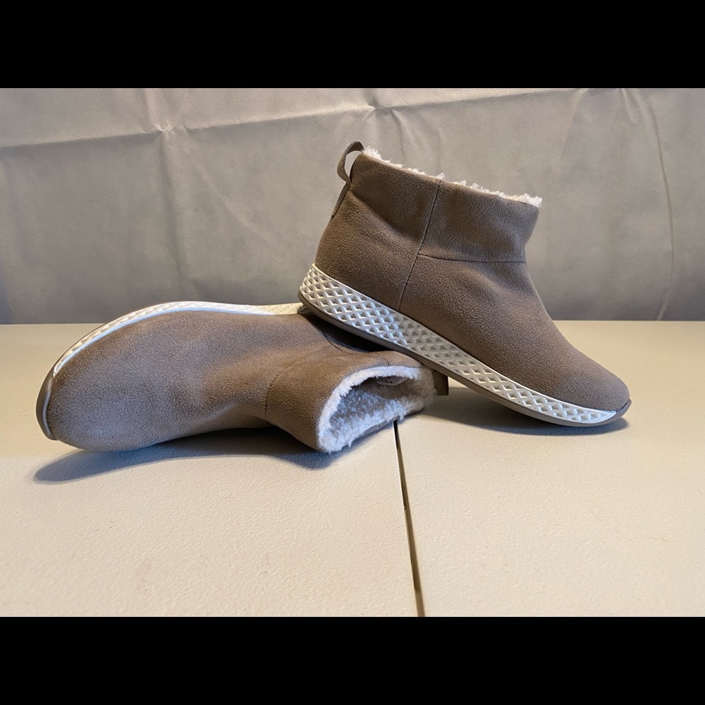 Slip on high top shoes from Urban sport.